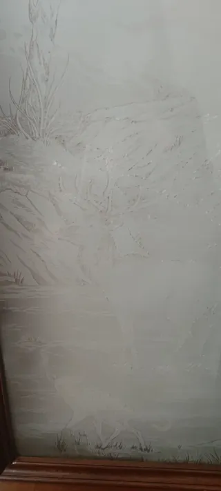 Puerta de madera con cristal decorativo