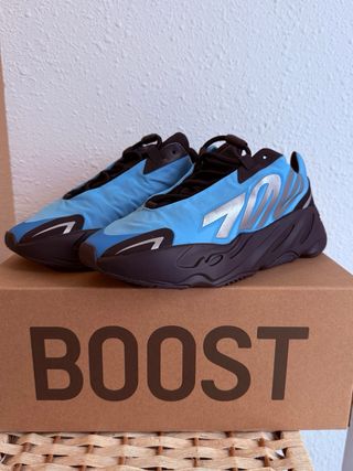 Adidas Yeezy 700 MNVN Azul Talla 41 1/3 Usado