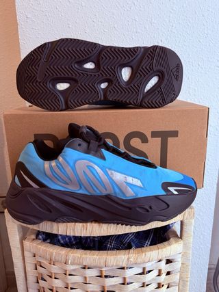 Adidas Yeezy 700 MNVN Azul Talla 41 1/3 Usado