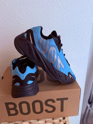 Adidas Yeezy 700 MNVN Azul Talla 41 1/3 Usado