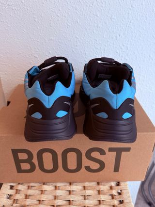 Adidas Yeezy 700 MNVN Azul Talla 41 1/3 Usado