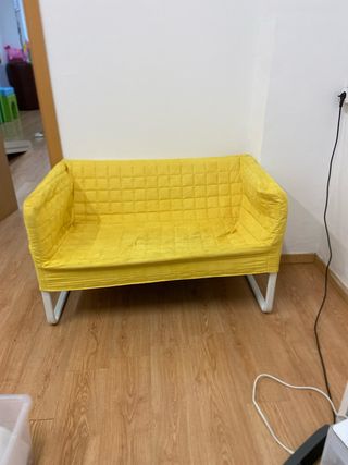 Sofá pequeño amarillo