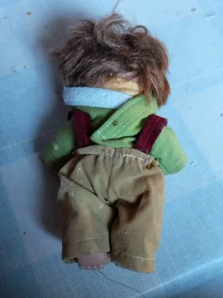 Muñeco infantil con bufanda y peto