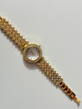 Reloj de mujer dorado con pedrería