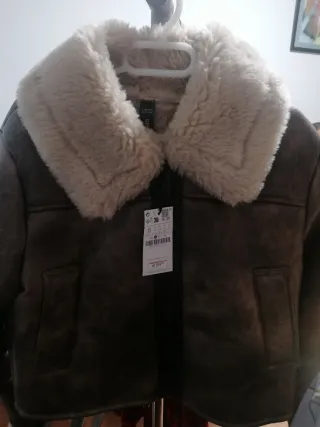 Chaqueta Zara efecto piel forrada Talla S