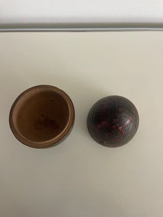 Uovo in legno antico intagliato per Pasqua