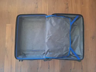 Maleta azul de viaje