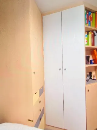 Habitación con Cama con cajones Y Armario Esquiner