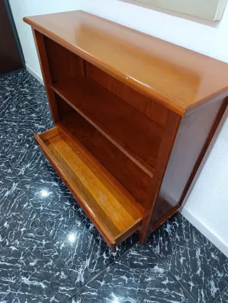 Estantería de madera marrón. Escucho ofertas