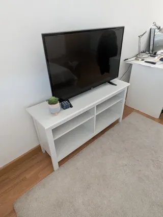 Mesa de TV blanca