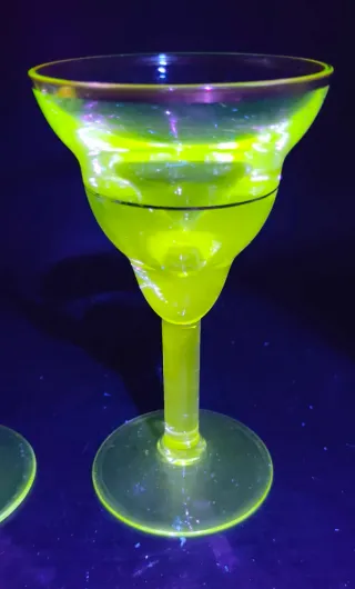 Coppia di calici da liquore in cristallo e oro. (Francia) XIX secolo