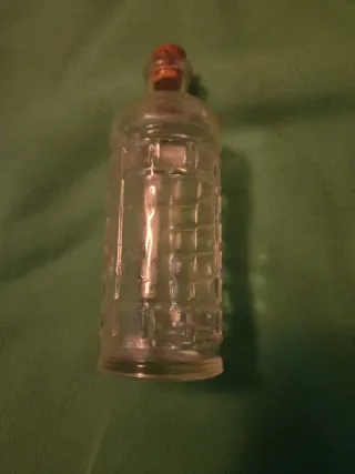 Botella de vidrio con corcho. Pequeñita.