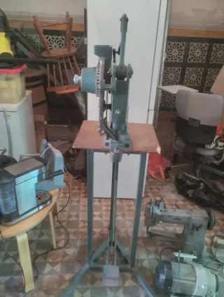 Máquina antigua de remaches