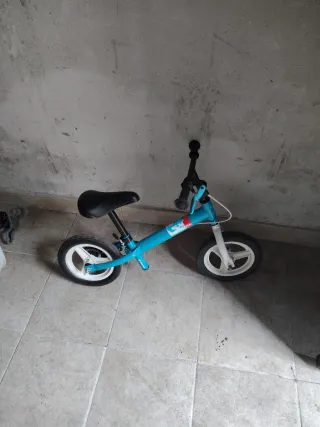 Bicicleta sin pedales azul