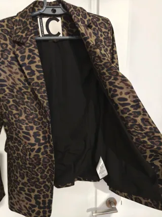 Americana Lola Casademunt estampado leopardo