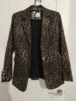 Americana Lola Casademunt estampado leopardo