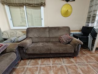 Dos sofás de tela marrón chocolate