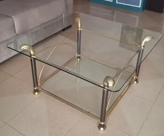 Mesa baja cristal y metal dorado