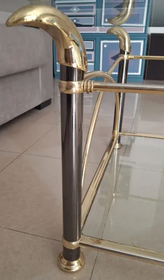 Mesa baja cristal y metal dorado