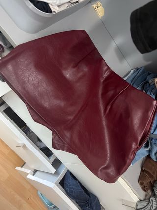 Minifalda roja con cinturón