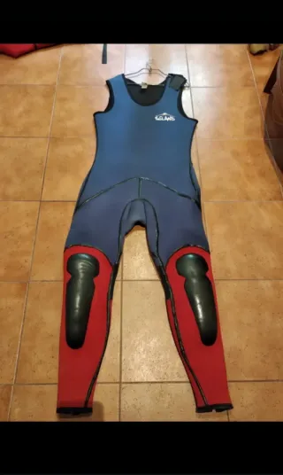 Traje de neopreno Seland con capucha