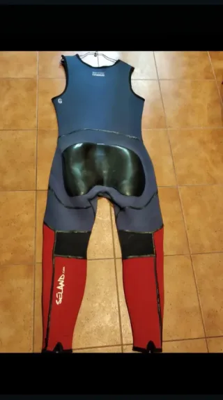 Traje de neopreno Seland con capucha