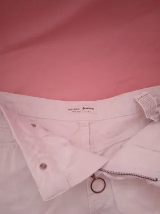 Pantaloncini bianchi Stradivarius strappati