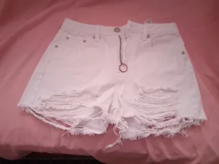 Pantaloncini bianchi Stradivarius strappati