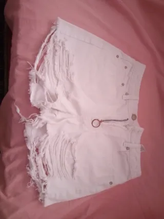 Pantaloncini bianchi Stradivarius strappati