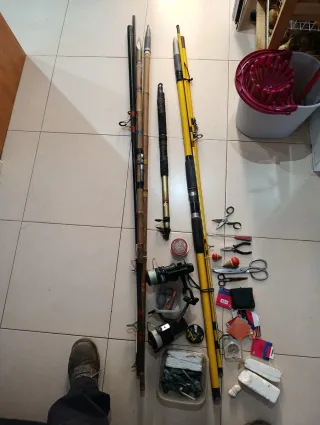 Set di attrezzature da pesca con varie canne