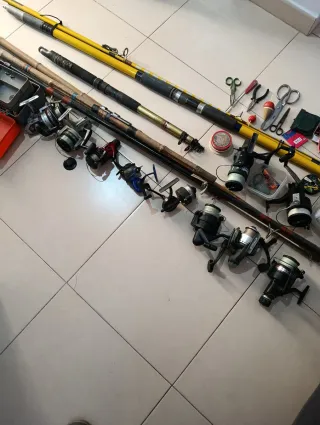 Set di attrezzature da pesca con varie canne