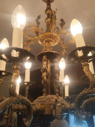 Lámpara de araña dorada y cristal