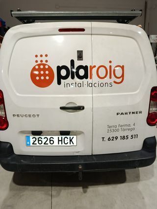 Furgoneta professional Partner amb baca i enganxe