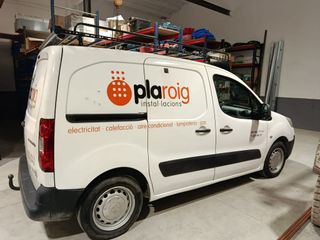 Furgoneta professional Partner amb baca i enganxe