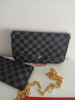 Bolso estampado damero negro y rojo