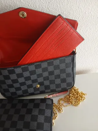 Bolso estampado damero negro y rojo