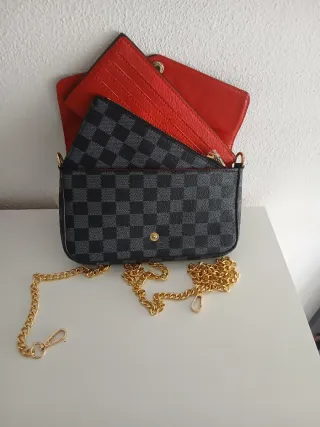 Bolso estampado damero negro y rojo