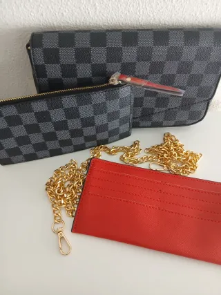 Bolso estampado damero negro y rojo