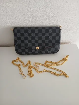 Bolso estampado damero negro y rojo