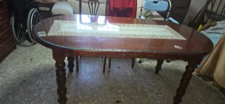 Mesa de comedor grande de madera y cristal