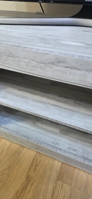 Mesa TV salón madera gris puertas gris oscuro