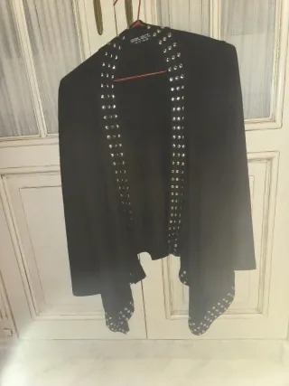 Rebeca negra con aplicaciones plateadas Talla M