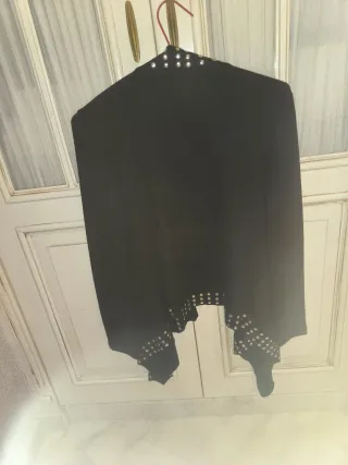 Rebeca negra con aplicaciones plateadas Talla M