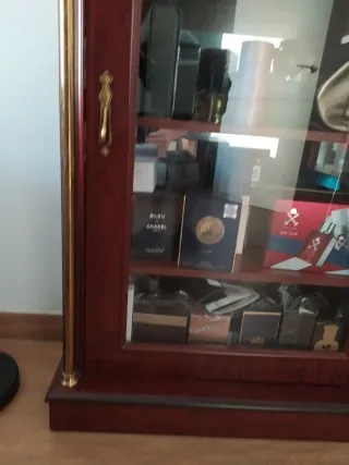 Vitrina de madera y cristal