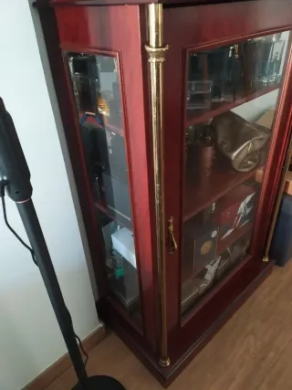 Vitrina de madera y cristal