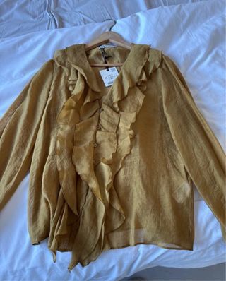 Blusa Zara, color mostaza con volantes. Talla M