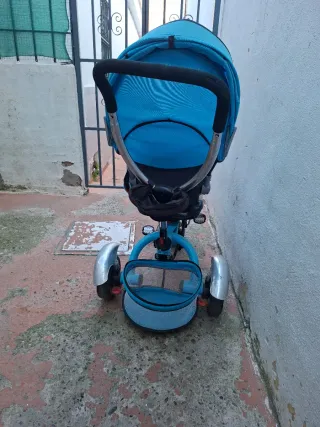 Bicicleta infantil azul y negra
