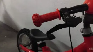Bicicleta de equilibrio roja para niños