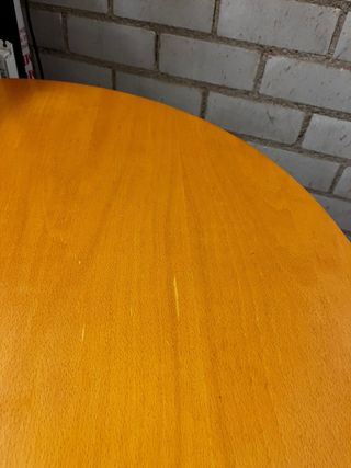 Mesa redonda amarilla y plateada