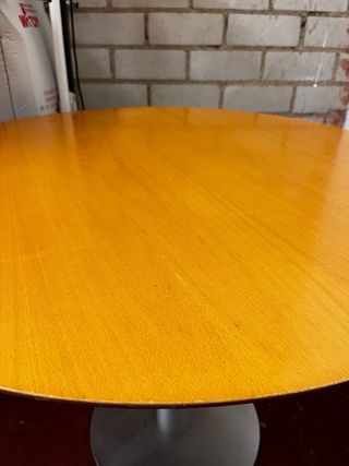 Mesa redonda amarilla y plateada